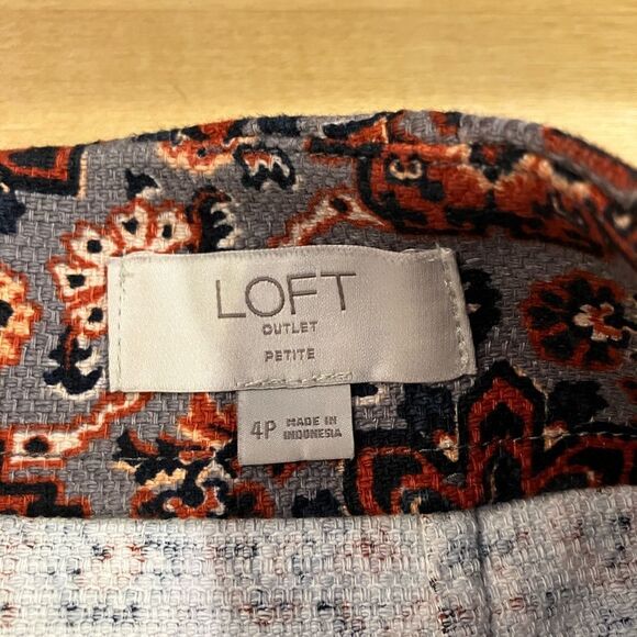 Beautiful Loft, tapestry mini skirt, with a slit on both sides. Women’s size 4P. - Picture 4 of 5